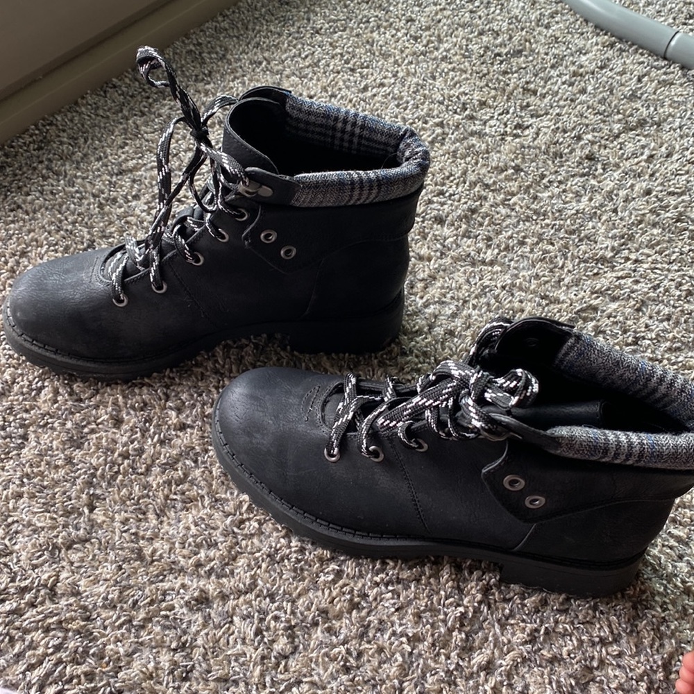 Black Low Cut Boots, Size 9 - Picture 7 of 8